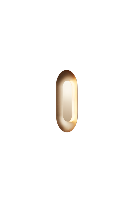 Oval messingfarvet væglampe med indirekte lys, på hvid baggrund