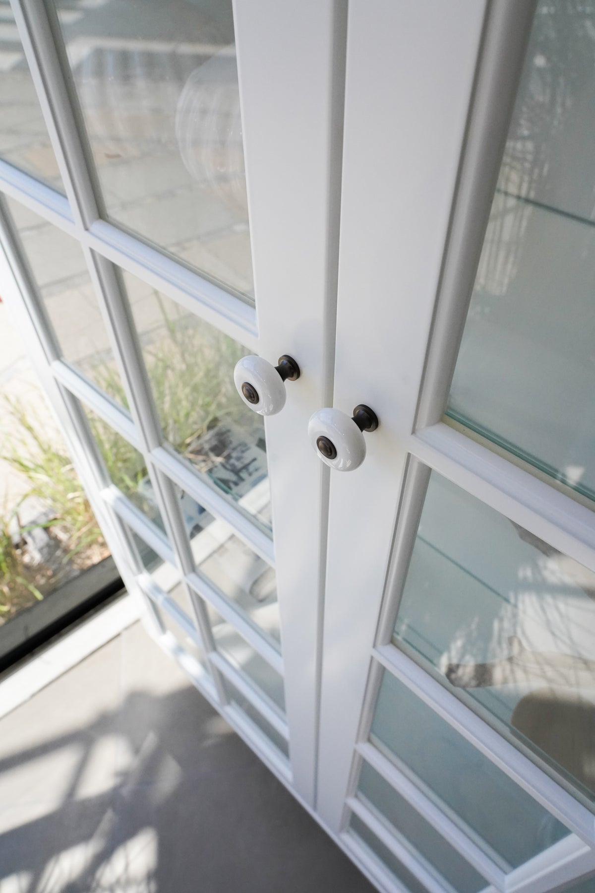 Klassisk porcelænsknop i hvid porcelæn med fod i bronze / bruneret messing - Skagen • Chr. Jørgensen