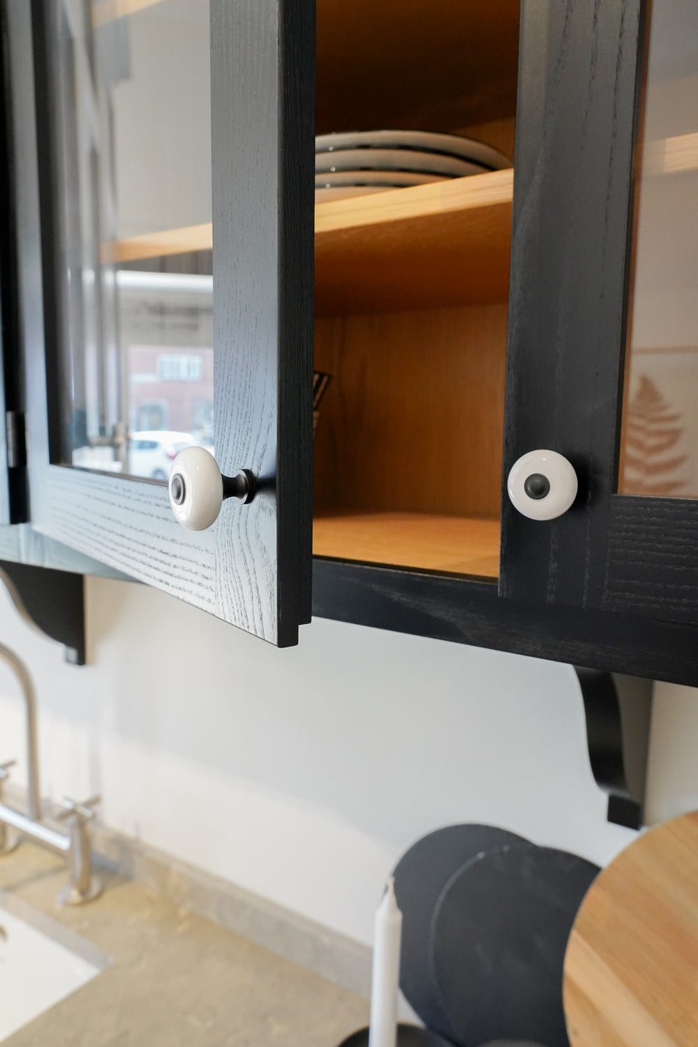 Skagen • Klassisk hvid porcelænsknop med fod i mat sort messing