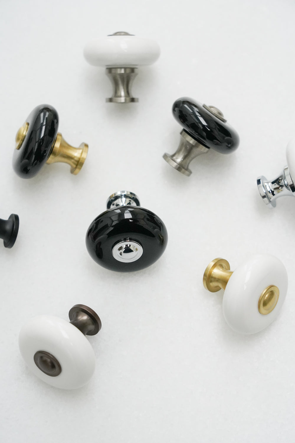 Skagen • Klassisk sort porcelænsknop med fod i forkromet messing
