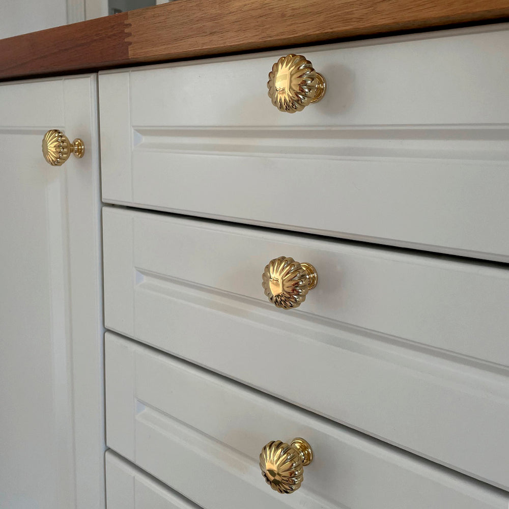 Stenbjerg • Italiensk antik knop med blomst design i blank messing