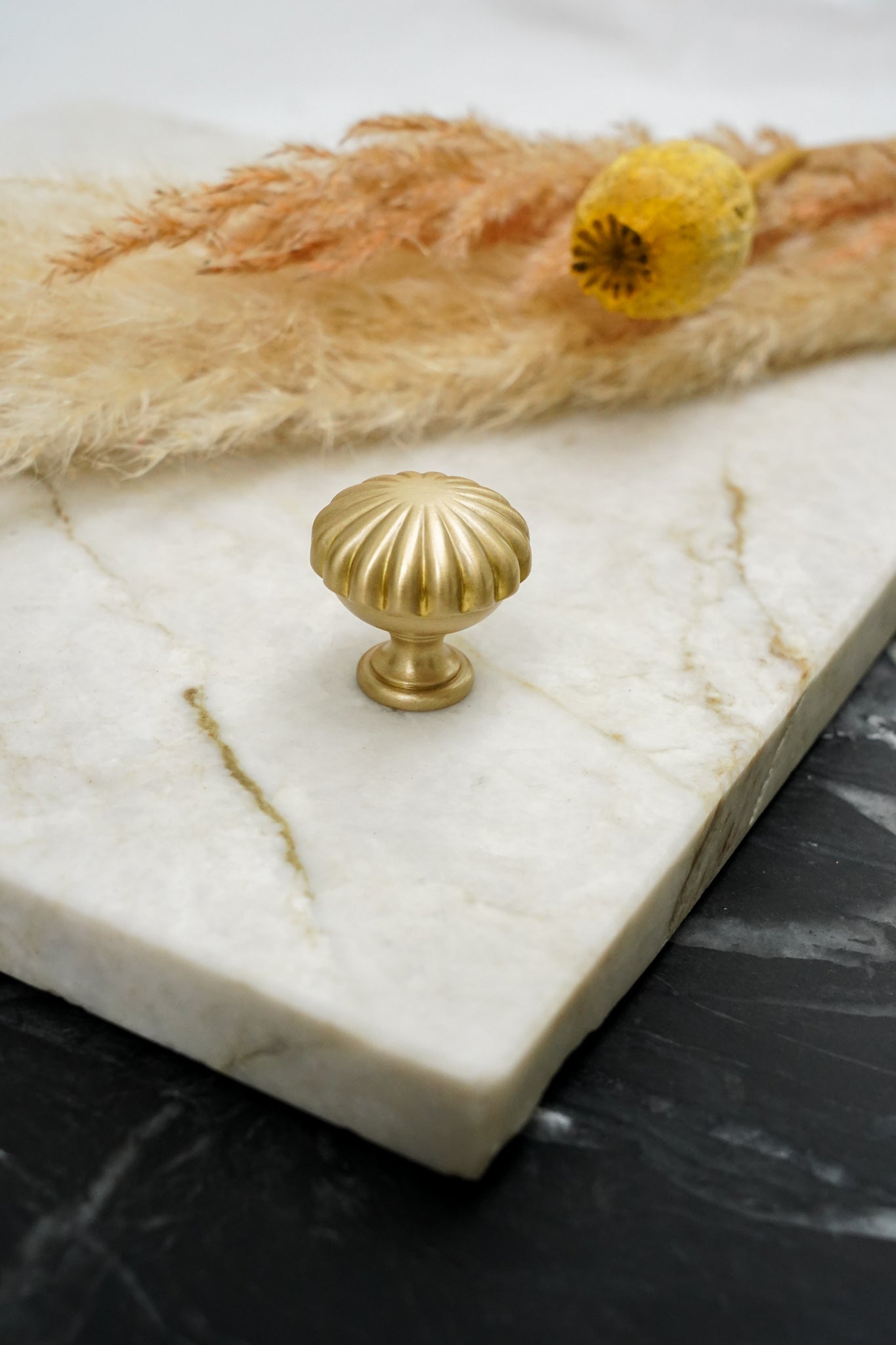 Stenbjerg • Italiensk antik knop med blomst design i børstet messing