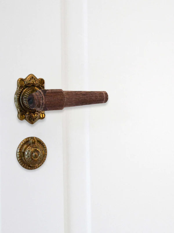 Svanemølle dørhåndtag i mahogni inkl. roset og nøgleskilt med klap i blank messing uden lak