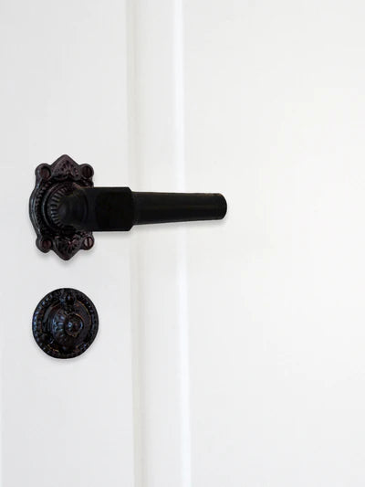 Svanemølle dørhåndtag i sort træ inkl. roset og nøgleskilt i sort oxideret messing