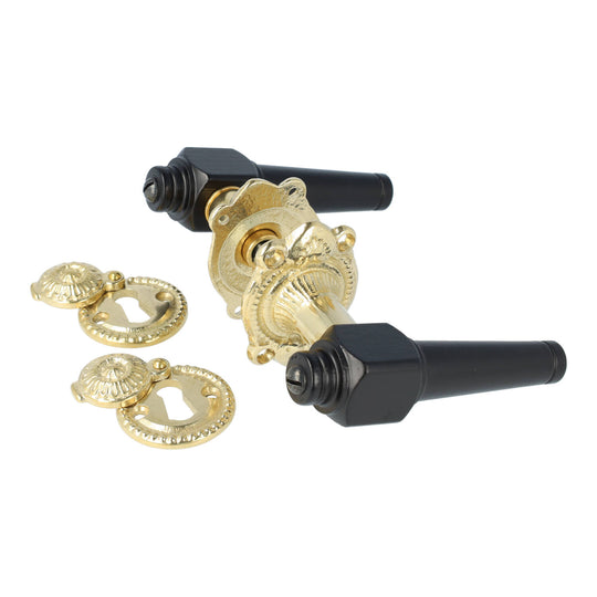 Svanemølle dørhåndtag i sort træ inkl. roset og nøgleskilt med klap i blank messing uden lak