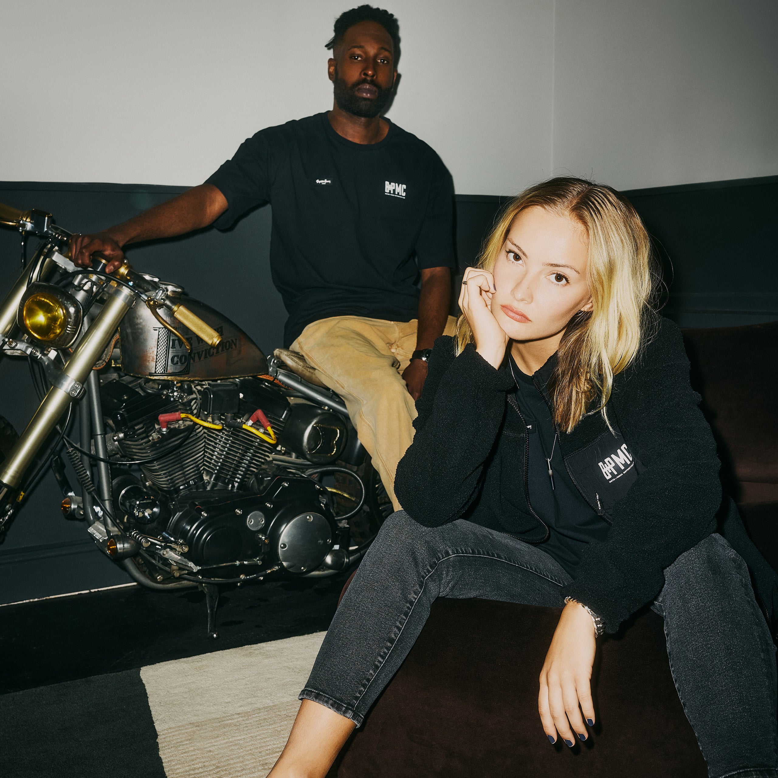 Sort T-shit i bomuld med logo fra Buster + Punch og Travis Barker på forsiden.