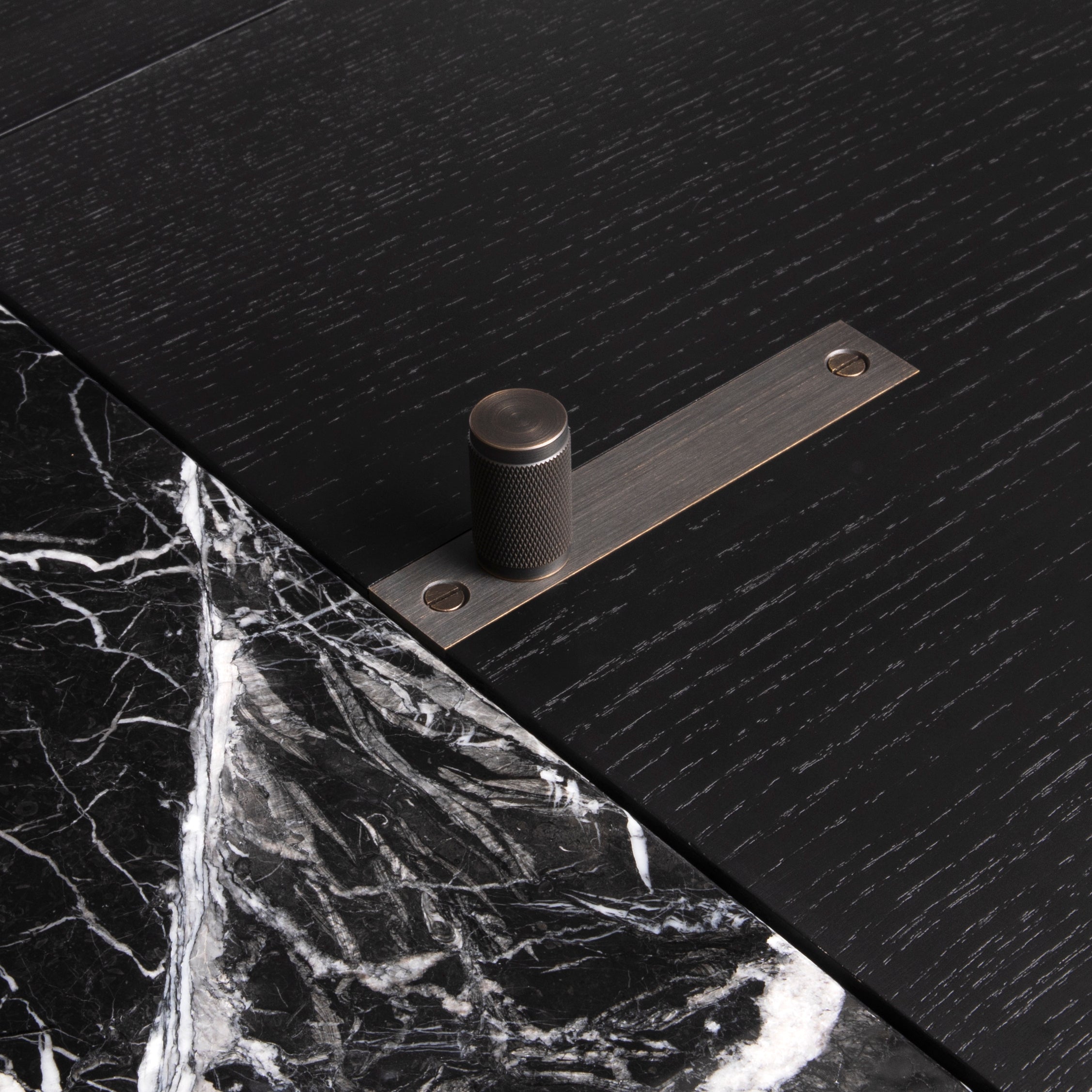 Bar i sort eg og sort marmor. Baren har en integreret lyskilde og en bordplade i sort marmor.
