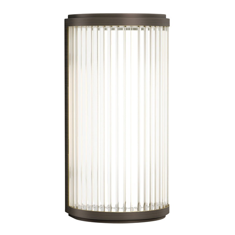 Lampe med top, bund og bagside i bronzefarvet stål samt en glasskærm med nedadgående linjer.