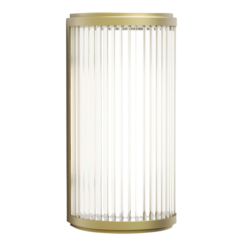 Lampe med top, bund og bagside i guldfarvet stål samt en glasskærm med nedadgående linjer.