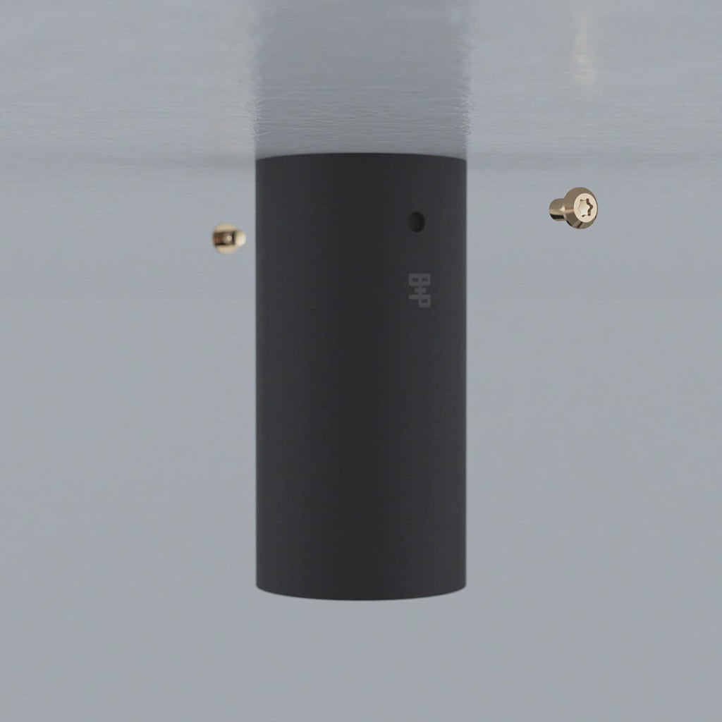 Eksklusiv pendel lampe i grå med detaljer i brændt stål fra Buster + Punch.
