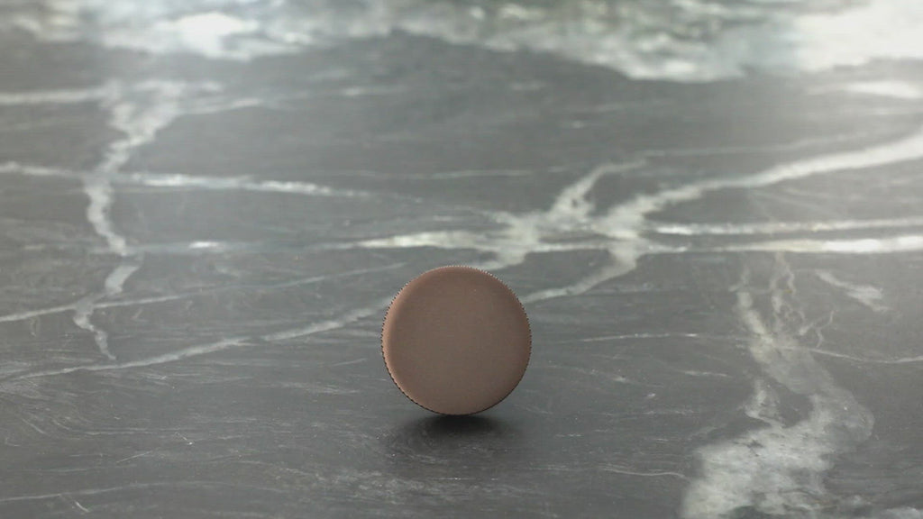 Video af Bruneret møbelknop med rund form og riflet kant